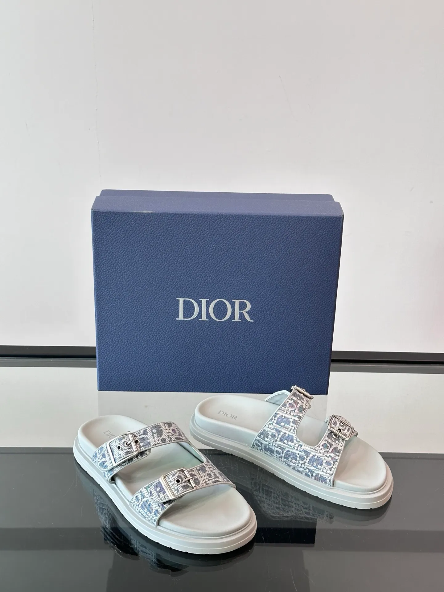 Factory price: 300💰Dior Aqua men's sandals and slippers. Showcasing Dior haute couture design. The Dior gray suede strap is accented with an aluminum Dior buckle for added style. Paired with a comfortable tonal notch sole, they pair easily with shorts or jeans for a sophisticated look. Main body: suede cow leather, technical fabric lining: cow leather, with adjustable straps, aluminum Dior buckle, Dior gray EVA insole, tonal notch rubber outsole splicing structure👌👌 size: 38-44 (45.46 customized)
